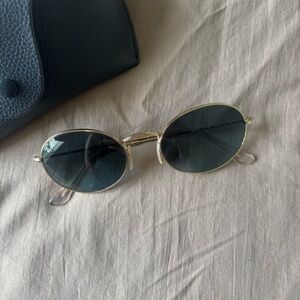 Ray-Ban Women's Sunglasses with Gold Frame and Black Lenses